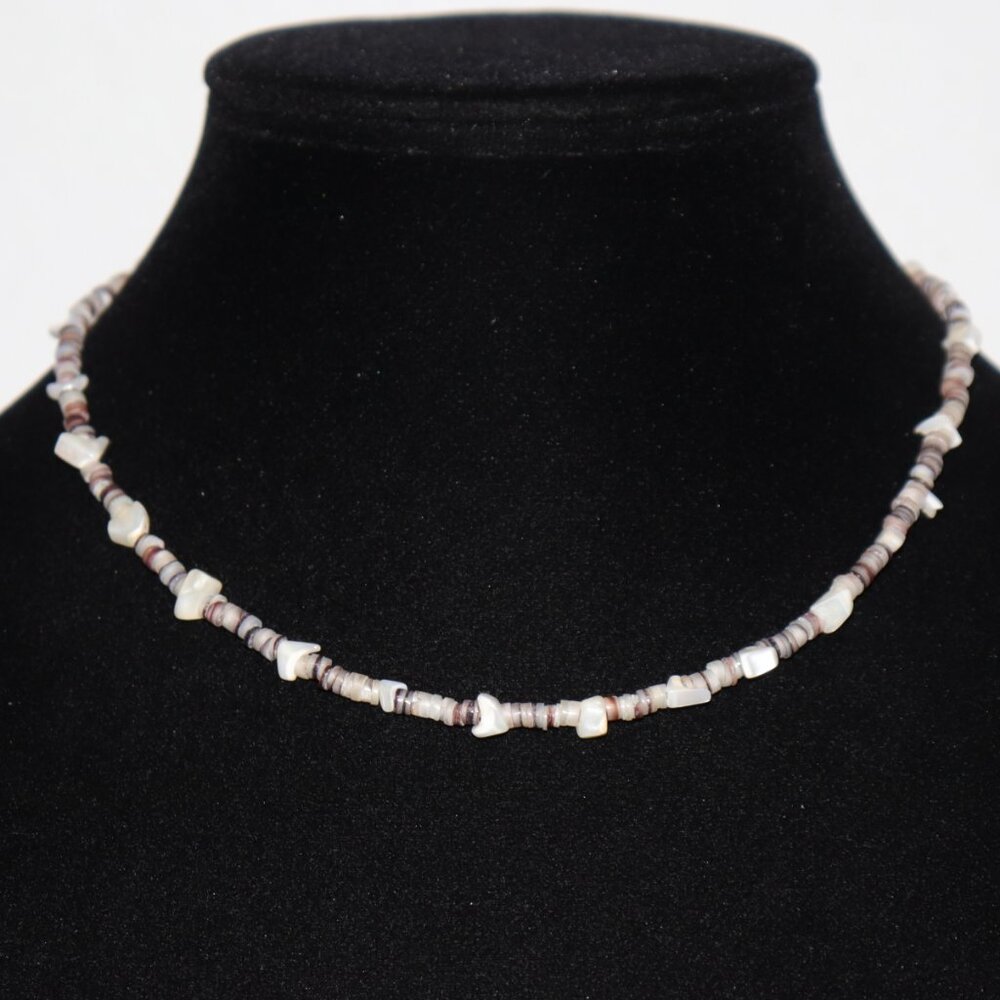 🐚 NWOT Natural Shell & Mother of Pearl Beaded Necklace – 16"  🌾